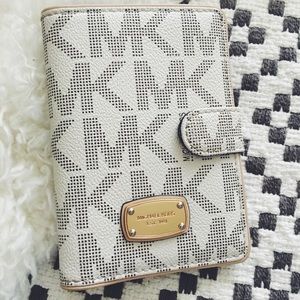 ✨SOLD✨ Michael Kors Snap Wallet